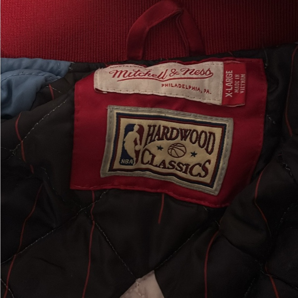 Mitchell & Ness Bulls Quilted Jacket - Red and Black